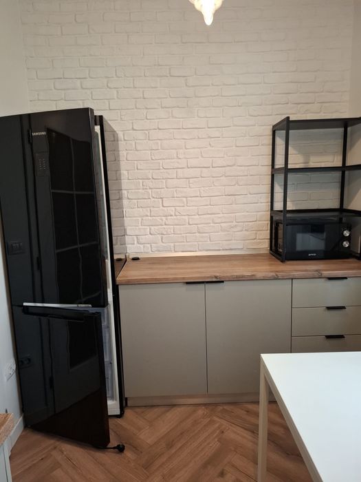 Ofer spre închiriere ap. 3 camere pe str. Sărărie, vizavi de facultatea de Arte și la 4 minute de mers pe jos până la parcu Copou!