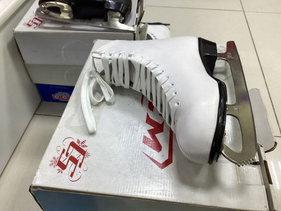 Коньки фигурные фирмы ССМ .