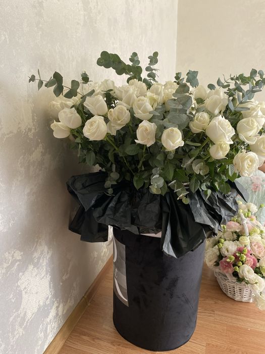 Свежие букеты ьелые розы