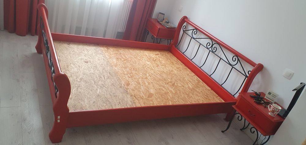 Pat dormitor lemn masiv si fier forjat rosu cu negru