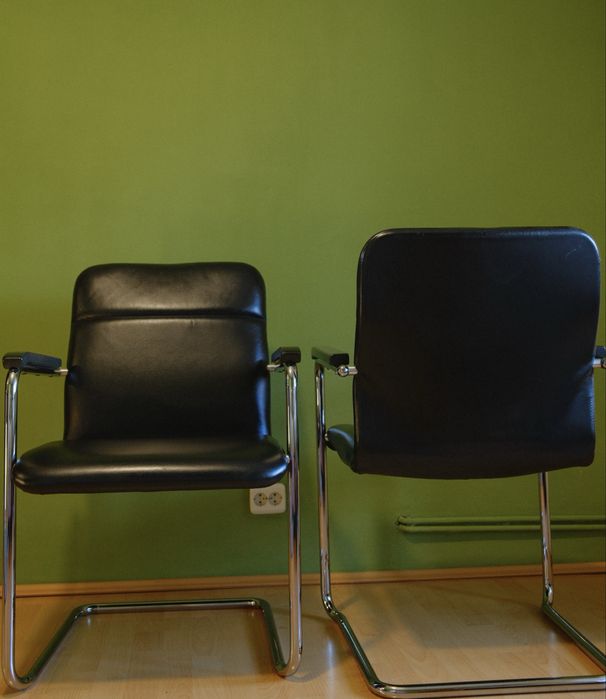 Pereche de Scaune Cantilever din Piele Thonet – Originale