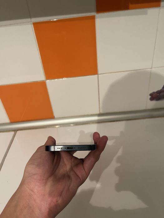 iPhone 13  с каробкой