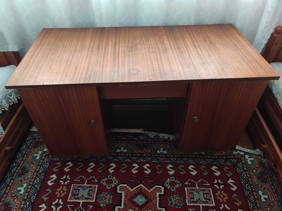Продавам бюро от старите