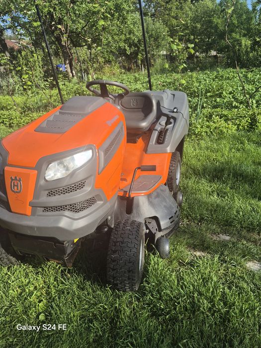 Se vinde tractoras de tuns iarba Husqvarna TC 142T, echipat cu motor Briggs&Stratton V- Twin (2 cilindri), 656 cm ,20 hp,