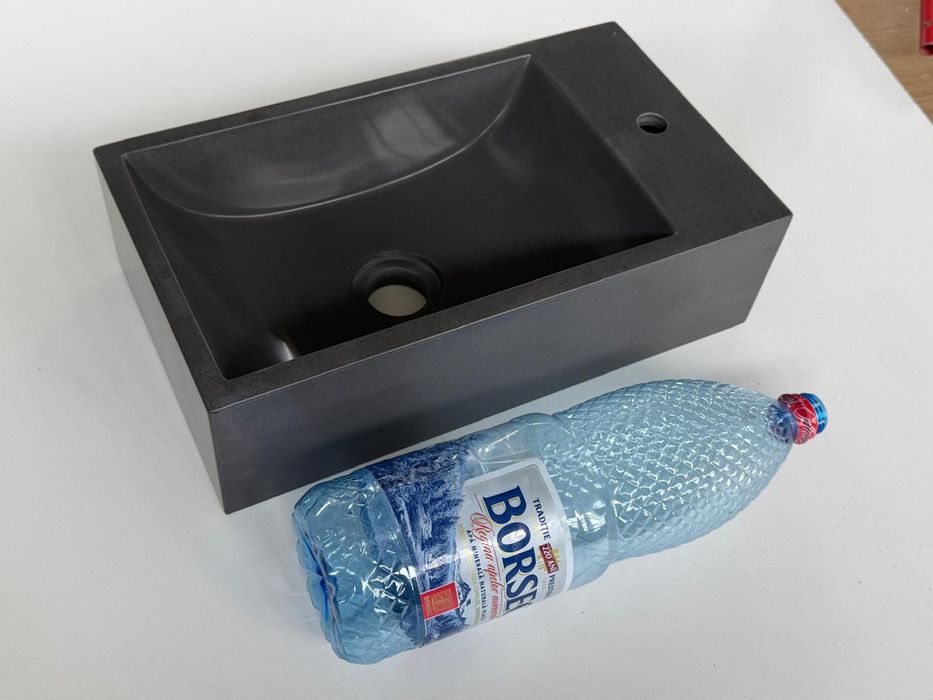 Vand chiuveta din compozit integral 400 pe 230 pe 110, stare foarte buna, fara fisuri. Pret negociabil. Predare personala sau prin curier