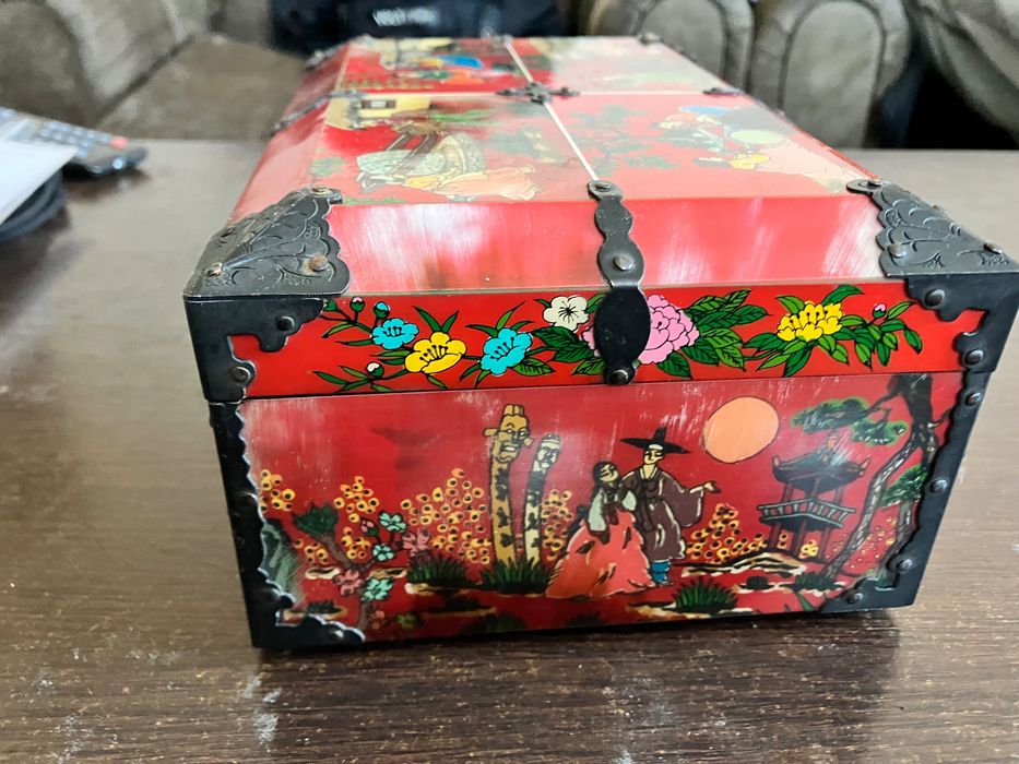 корейска кутия за бижута покрита с кост от волски рог ръчно рисувана