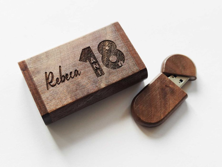 Stick de memorie/USB Flash Drive si cutie din lemn personalizata