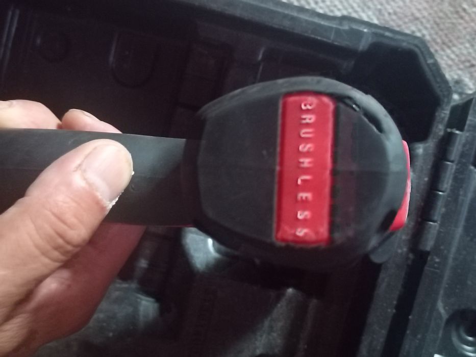 Vând bormașină Milwaukee m 18 și genti scule noi