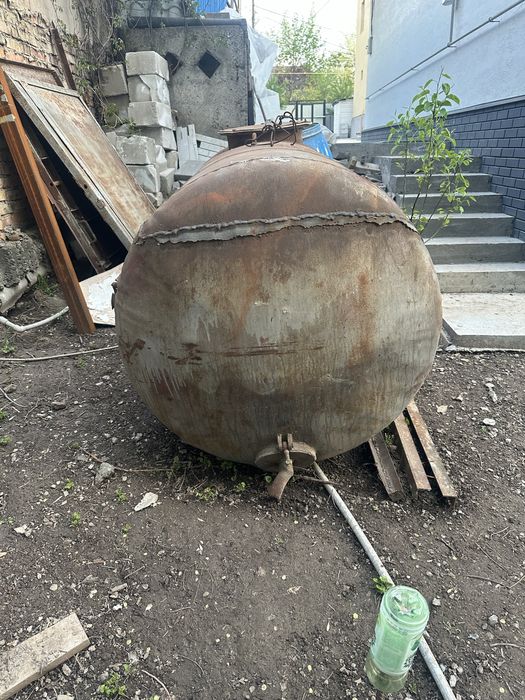 Емкость  2,5-3 куба