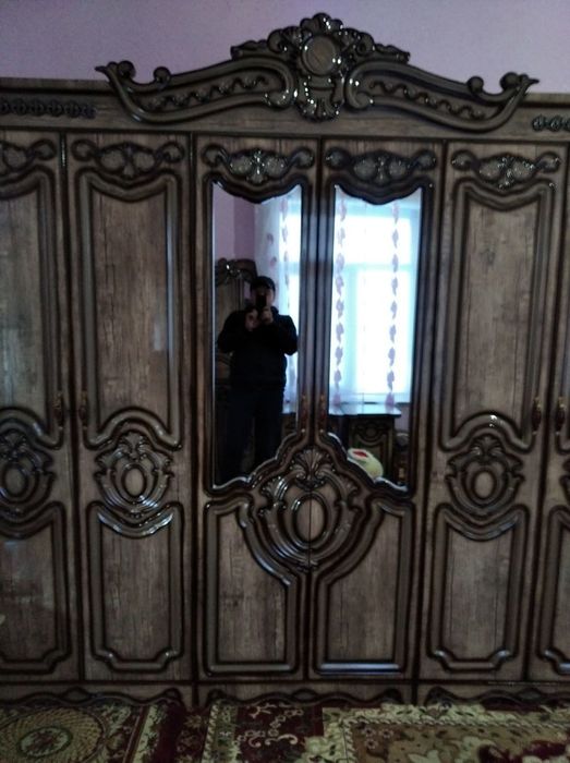 Komplekt mebel sotiladi yangi