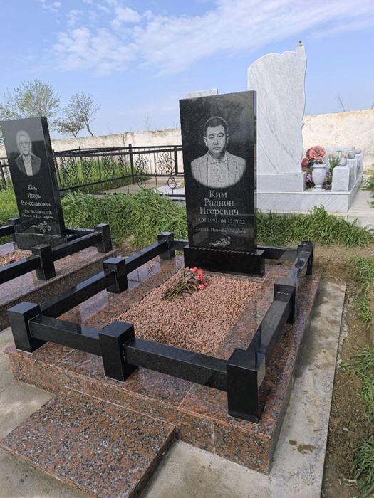 ПАМЯТНИКИ И НАВЕСЫ на Кареском кладбище