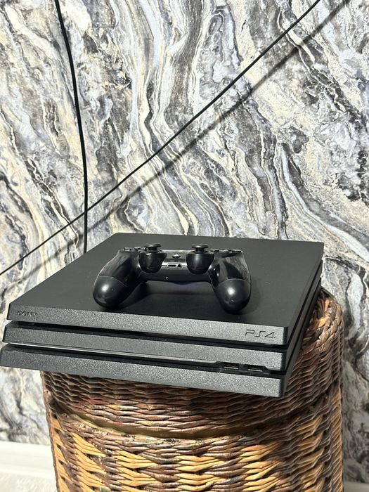 PlayStation 4 PRO 1TB и 2 джойстика