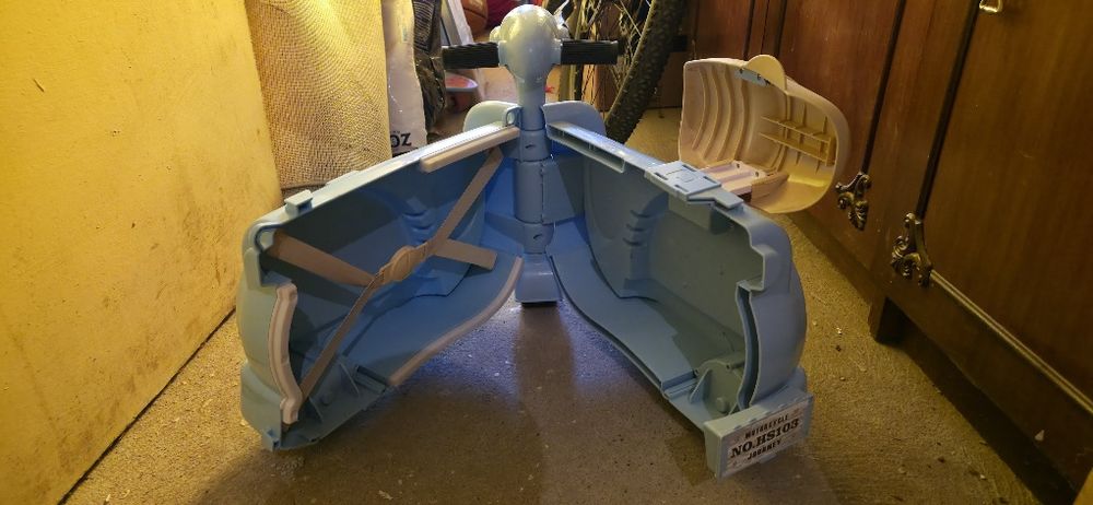 Продавам детски мотор куфар за бутане