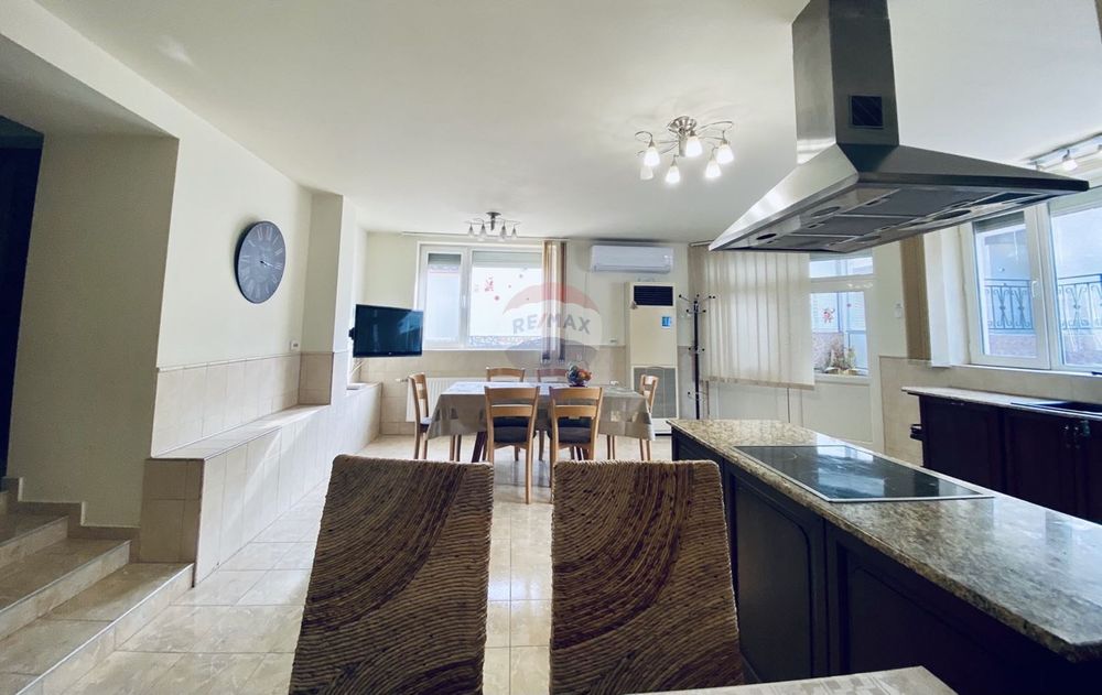 Къща с пет спални, камина, басейн и гараж за продажба, град Балчик, Я