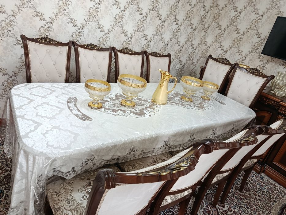 Срочно продается стол и стулья