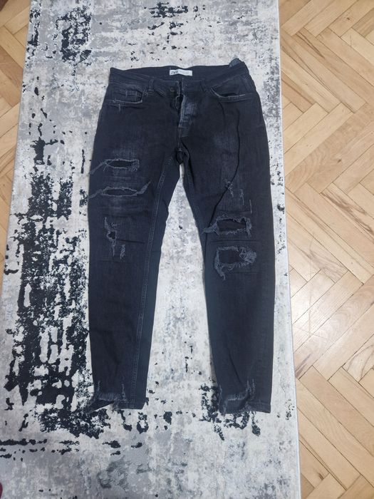 Blugi rupti Zara