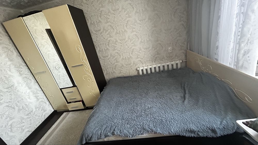 Продать спальный  гарнитур