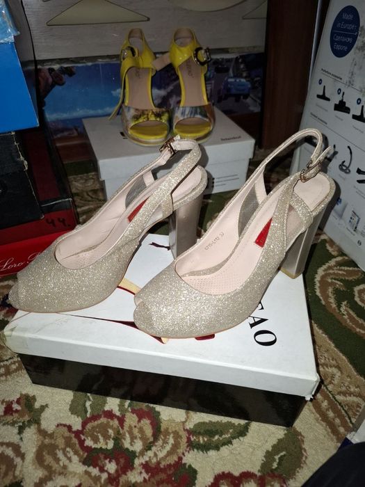 Нежные блестящие туфли на устойчивом каблуке