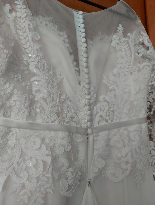 Rochie de mireasă elegantă cu voal de 2 m și trenă lungă – stare impecabilă
