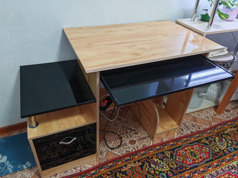 Продам компьютерный столик 10000 размер 103*52 см