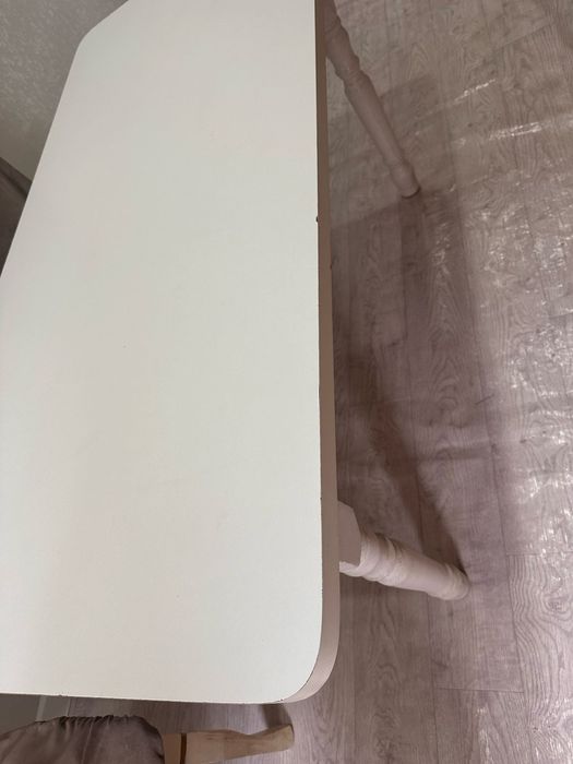 Кухней стол белый