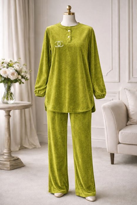 Ayollar Uchun Ikki Qismli Velur Kostyum