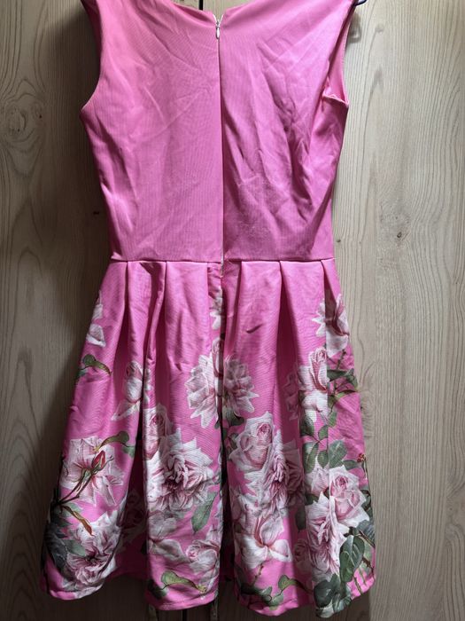 Ефектни рокли М размер