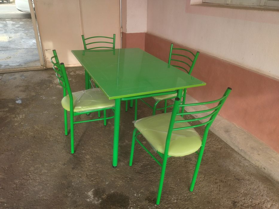 Кухонный стол с четырьмя стульями 870.000