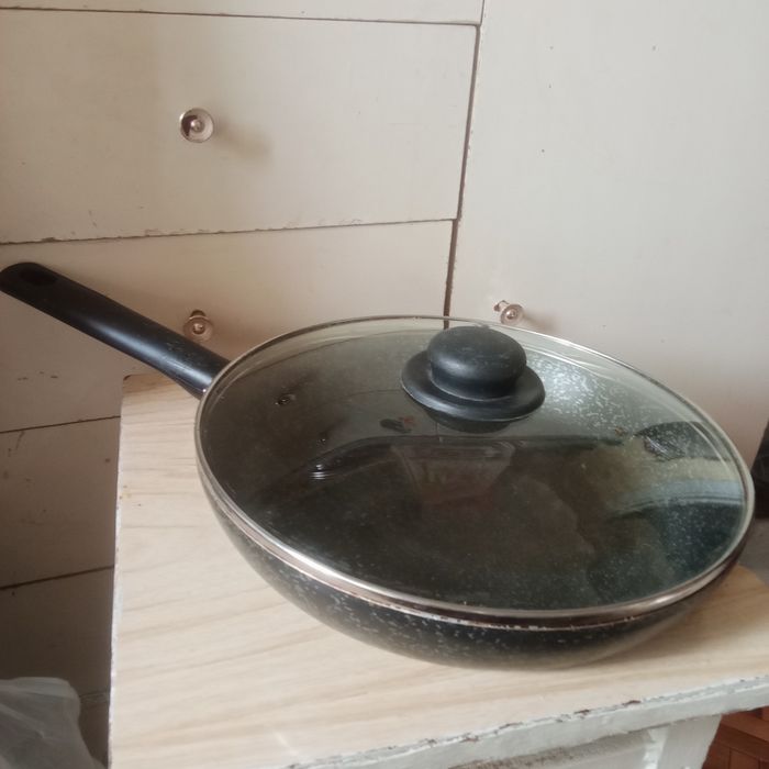 Продам две сковородки.