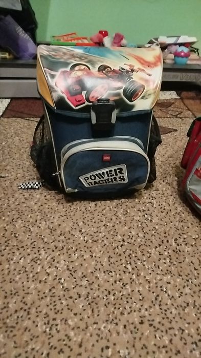 Продавам ученически раници и чантички