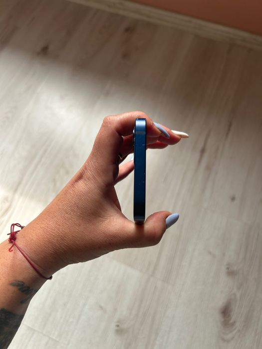 Продавам iPhone 12