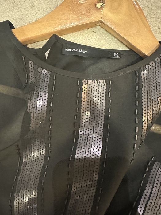 Елегантна къса черна рокля на Карен Милън с тюл и пайети