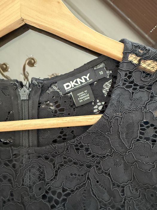 Три дамски рокли над коляното или под средата на бедрото