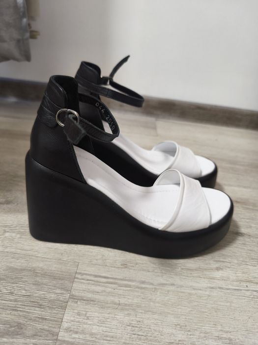 Продавам сандали от естествена кожа