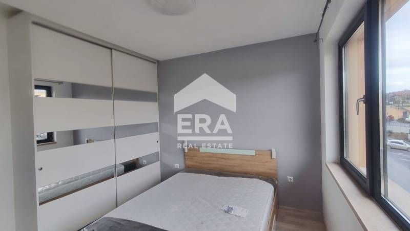 ЕКСКЛУЗИВНО! Двустаен новообзаведен апартамент с паркомясто под наем в