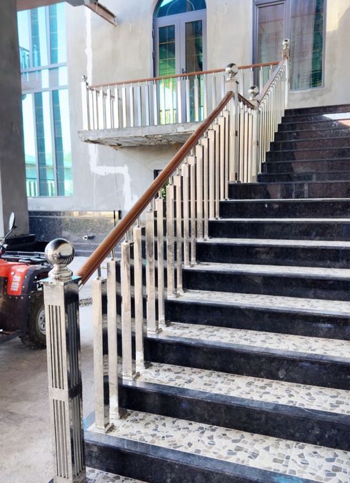 Перила из нержавеющей стали.