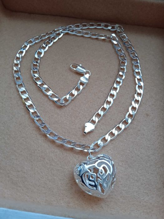 Ново, масивно дамско, сребърно колие с масивно сърце. В кутия.