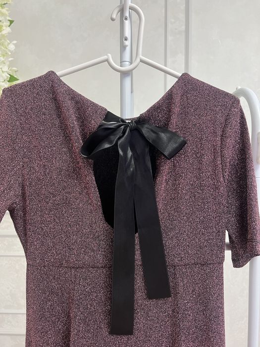 Бордовое платье из блестящей ткани