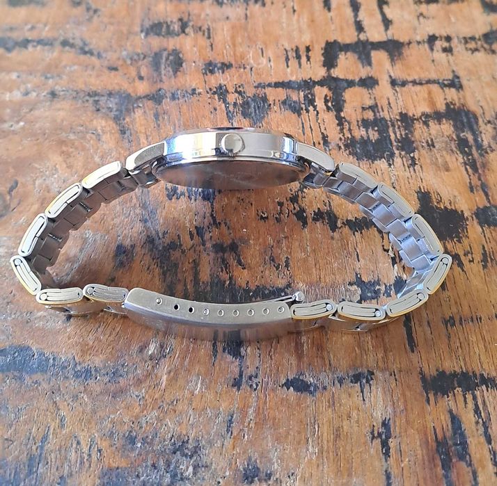 часовник Q&Q позлатен и сребрист кварцов с каишка неръждаема стомана