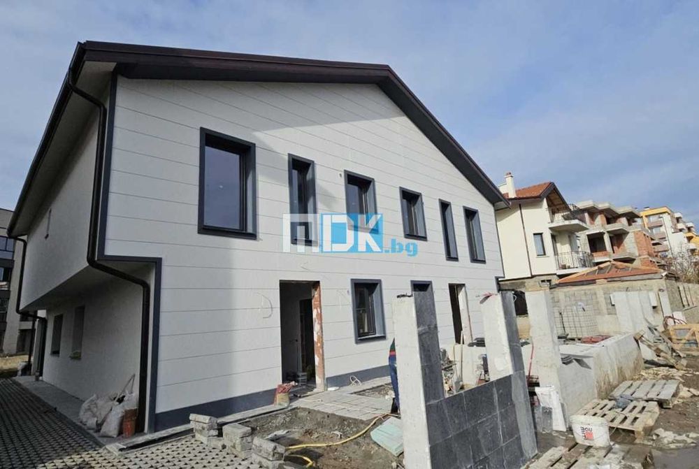 Двуетажна къща с 3 спални