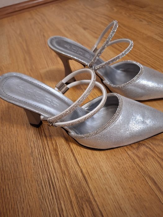 Шикарные босоножки в серебре