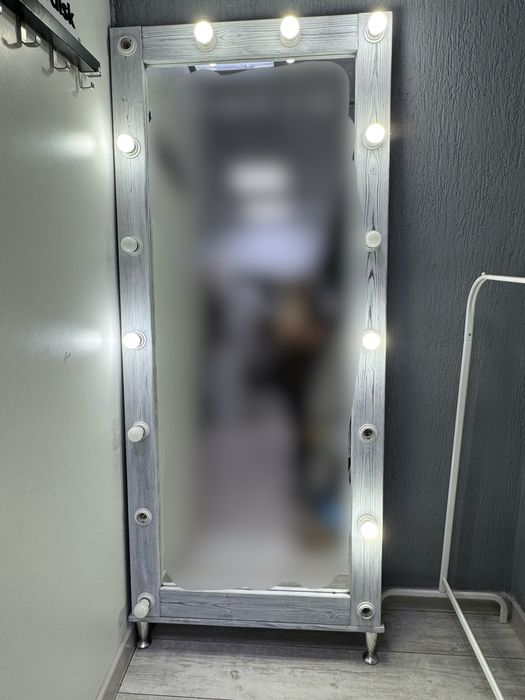 Продам стойки для одежды, зеркало