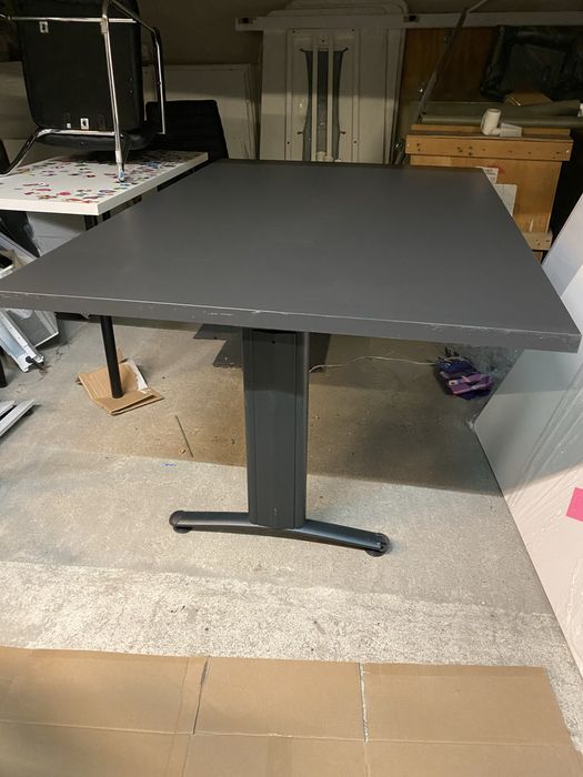 Birou gri in stare buna.