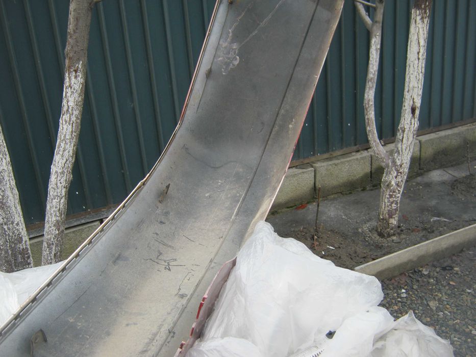 продам задний бампер на митцубиси каризма