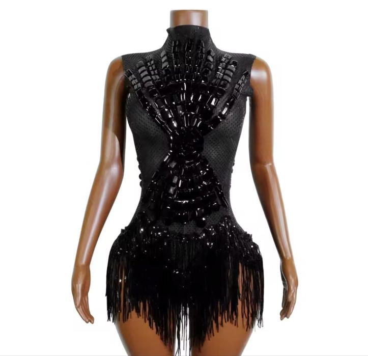 Чисто нива рокля с камъни и ресни