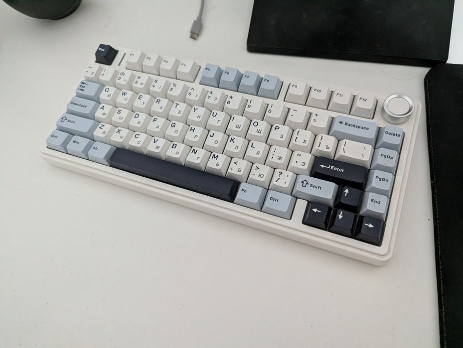 Продам механическую клавиатуру Aula f75