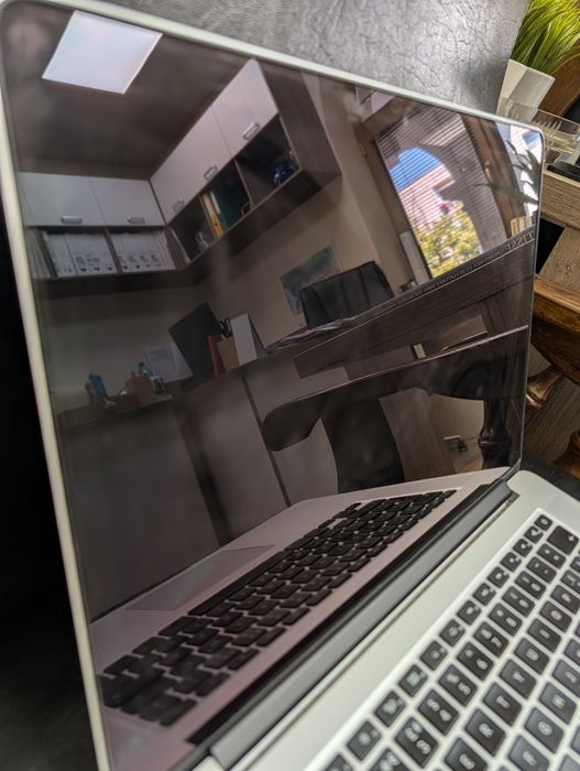 Apple MacBook Pro 15" (Mid-2015, Retina), 16GB RAM, SSD, като нов, с Apple mouse