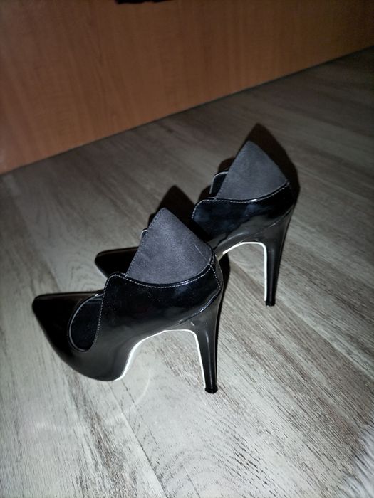 Încălțăminte damă numărul 37-38 și haine.