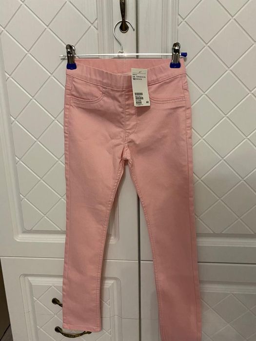 Лёгкий межсезонный плащ, джинсовые брюки