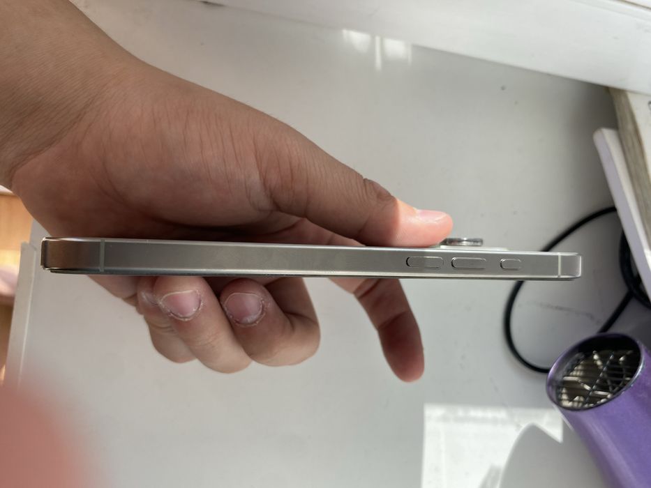 Продам iPhone 16 Pro Max 256 GB eSIM в серебристом цвете